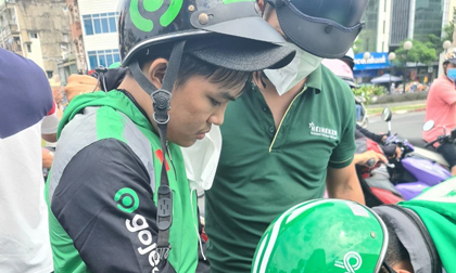 Bắt thanh niên mặc đồ xe ôm công nghệ chở hàng chục kg pháo đi bán ở TP.HCM
