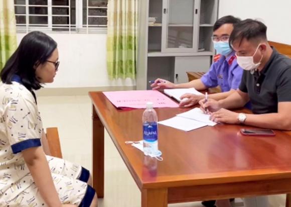 NÓNG: Nữ sinh viên đầu độc cha ruột rồi mua gạch, xi măng đắp lên thi thể, giấu xác - Ảnh 2.