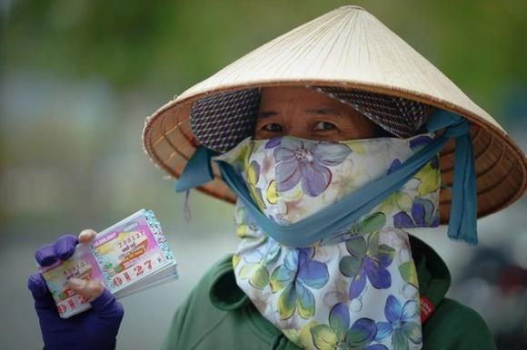 Bán vé số dạo mùa Tết thu lãi khủng tới 1,5 triệu đồng/ngày - Ảnh 1.