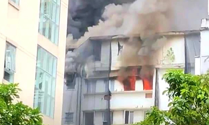 Cháy tại tòa nhà cao tầng đang phá dỡ ở TP.HCM, cột khói mù mịt