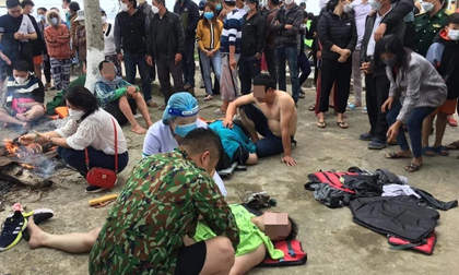 Nóng: Chìm cano chở 39 người ở biển Cửa Đại, 13 người chết, 4 người vẫn đang mất tích