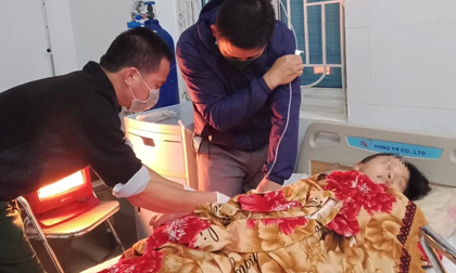 Đi học về thấy bạn ăn lá ngón tự tử, 2 nữ sinh cũng ăn theo
