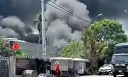 Cháy lớn tại xưởng nhựa ở TP.HCM, nhiều công nhân lao ra hô hoán, kêu cứu