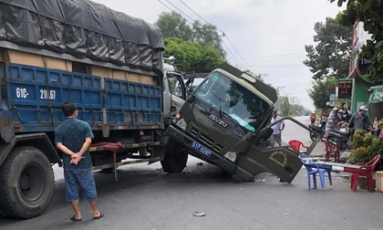 Xe chở phạm nhân va chạm với xe tải ở TP.HCM, 3 người bị thương