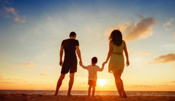 Nhìn vào cách vợ chồng bế con khi đi ra ngoài có thể biết được chỉ số hạnh phúc của gia đình