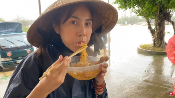 Thuỷ Tiên có phản ứng đầu tiên sau khi bà Phương Hằng bị tạm giam, liên quan đến chi tiết trong chuyến đi từ thiện