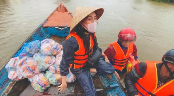 Thuỷ Tiên có phản ứng đầu tiên sau khi bà Phương Hằng bị tạm giam, liên quan đến chi tiết trong chuyến đi từ thiện