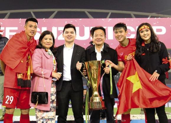 Chuyện tình “hai hổ một rừng” của tỷ phú bóng đá, vợ “trắng tay” trước tài sản của chồng - Ảnh 5.
