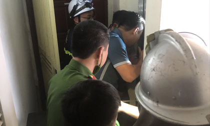 Hà Nội: 20 phút nghẹt thở giải cứu cháu bé 4 tuổi bị mắc kẹt trong hố thang máy