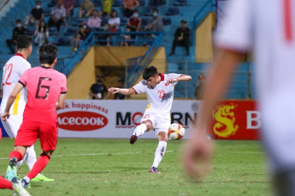 Tiền đạo U23 Việt Nam tung cú volley tuyệt đẹp, thầy Park vẫn lo lắng dù thắng trận - Ảnh 2.