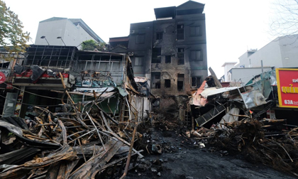 Hiện trường tan hoang sau vụ cháy 10 ngôi nhà ở Hà Nội: Người dân thất thần khi tài sản bỗng chốc thành đống tàn tro
