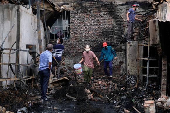 Vụ cháy cửa hàng săm lốp lan ra 10 nhà dân: Người dân thất thần trước đống tro tàn  - Ảnh 2.