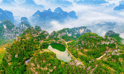 'Hồ nước trên trời' độc nhất vô nhị được ôm trọn bởi '8 nàng tiên', cá trong hồ chưa bao giờ cắn câu như có linh tính