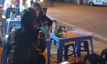 Hà Nội: Xác minh vụ 2 nữ du khách Nga trình báo bị tài xế taxi lấy iPhone ngay giữa khu phố cổ lúc rạng sáng