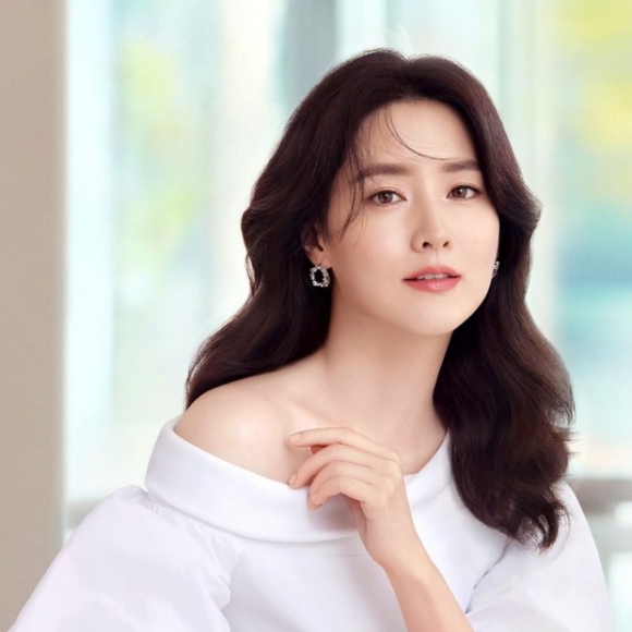 'Quốc bảo nhan sắc' Lee Young Ae: Mỹ nhân tài sắc U60 vẫn đẹp xuất thần, hôn nhân hạnh phúc với đại gia hơn 20 tuổi