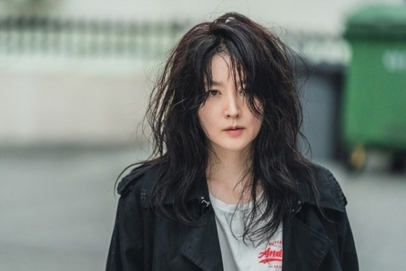 'Quốc bảo nhan sắc' Lee Young Ae: Mỹ nhân tài sắc U60 vẫn đẹp xuất thần, hôn nhân hạnh phúc với đại gia hơn 20 tuổi