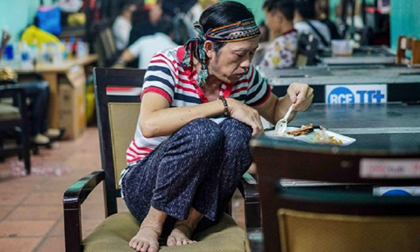 Xôn xao khoảnh khắc Hoài Linh ngồi co hai chân lên ghế ăn cơm hộp sau ồn ào từ thiện