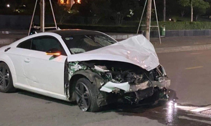 Xe sang Audi 'húc bay' xe máy ở ngã tư, 3 người trong một gia đình tử vong