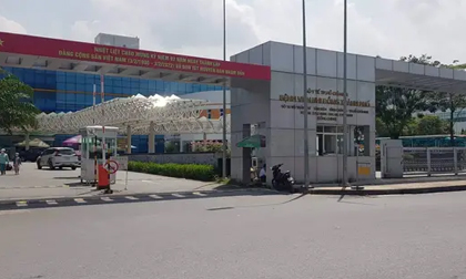 Vụ bé 2 tháng tuổi rơi từ tầng 5 Bệnh viện Nhi Đồng Thành phố tử vong: Người mẹ khai gì?