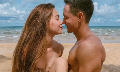 Hà Hồ và Kim Lý gây bão mạng xã hội với màn ôm hôn cực tình tứ trên bãi biển