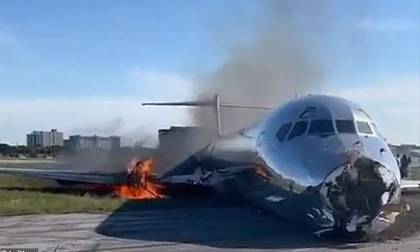 'Phép màu' trên sân bay Miami: Phi cơ chở gần 140 người trượt dài trên đường băng rồi bốc cháy nhưng chỉ 3 người phải vào viện