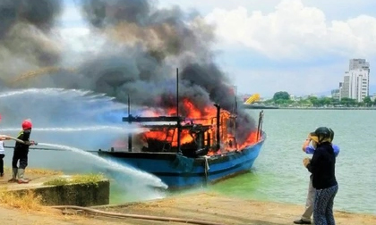 2 tàu cá bốc cháy trên sông Hàn giữa trưa nắng gắt