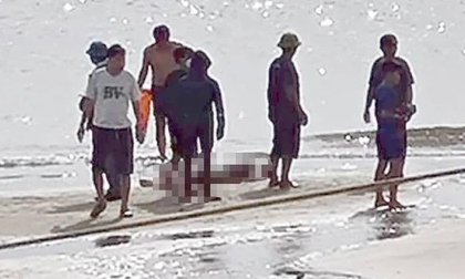 2 mẹ con du khách người Hà Nội đuối nước thương tâm khi tắm biển Thiên Cầm