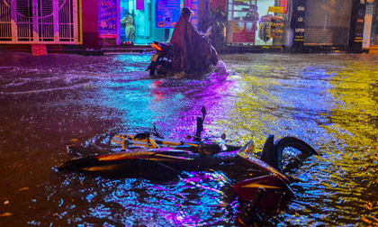 Mưa xối xả khiến đường Hà Nội chìm trong 'biển nước', sóng đánh đổ xe máy