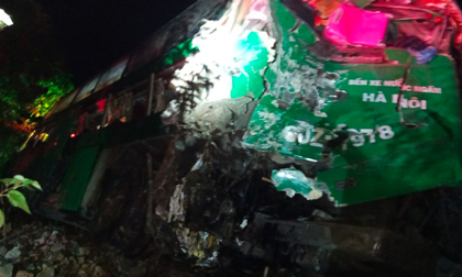 Khánh Hòa: Xe tải tông vào đuôi xe khách, 3 người chết, 8 người bị thương