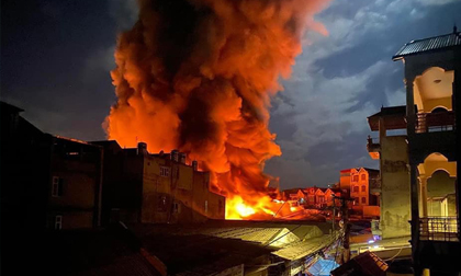 Bắc Ninh: Cháy chợ Đọ Xá trong đêm, tiểu thương khóc ròng khi hơn 100 gian hàng bị thiêu rụi