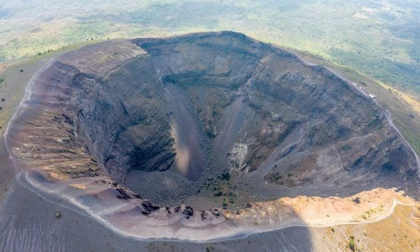Du khách rơi xuống miệng núi lửa khi chụp ảnh tự sướng