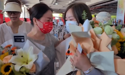 Người mẹ bỏ nhà ra đi tìm kiếm con gái 4 tuổi bị bắt cóc suốt 29 năm, đến khi hội ngộ lại có hành động không ai ngờ