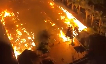 Hà Nội: Nhà hàng rộng hơn 300m2 cháy dữ dội trong đêm