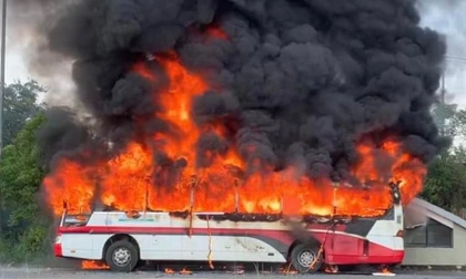 Hà Nội: Xe khách bốc cháy dữ dội khi đang di chuyển trên đường