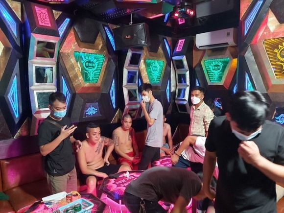 Bắt quả tang nhóm đối tượng đưa ma túy vào quán Karaoke 