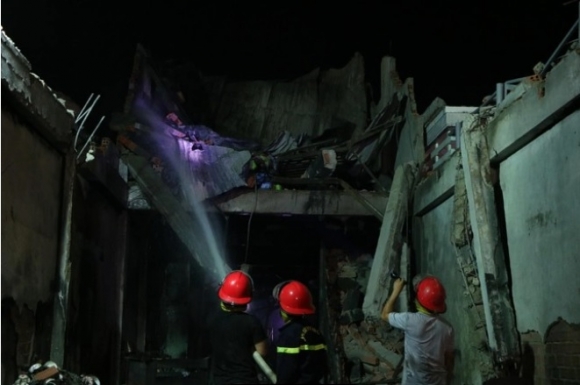 Người chồng khóc thảm thiết khi tìm thấy thi thể 3 mẹ con trong căn nhà cháy ở Ninh Thuận - Ảnh 3.