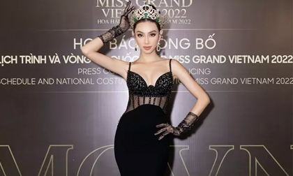 Hoa hậu Thùy Tiên ngỡ ngàng khi bất ngờ bị yêu cầu đi lại thảm đỏ