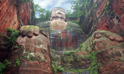 Hạn hán nghiêm trọng khiến bức tượng Phật bằng đá lớn nhất thế giới lộ diện hoàn toàn
