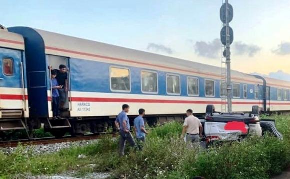 Điều tra vụ tài xế ô tô tông chết một phụ nữ rồi bỏ chạy trong đêm ở Hà Nội - Ảnh 2.