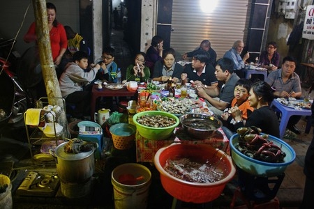 Khách Tây tiết lộ cách tìm ra quán ăn đường phố ngon ở Việt Nam - Ảnh 1.