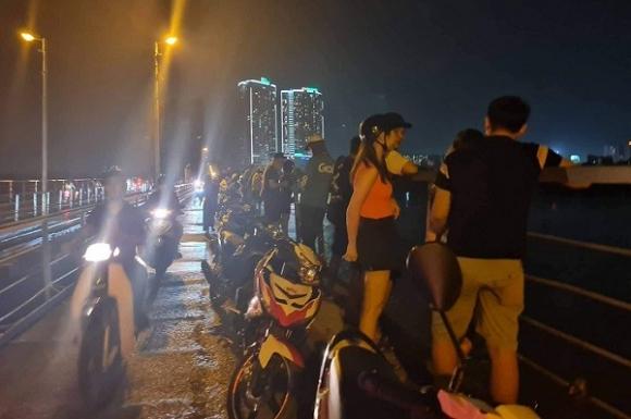 Xuyên đêm tìm kiếm đôi nam nữ nhảy cầu Long Biên - Ảnh 1.