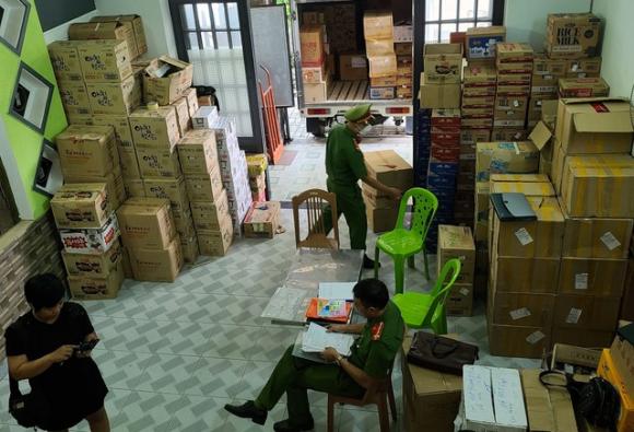 Phát hiện kho bánh trung thu không rõ nguồn gốc, xuất xứ - Ảnh 1. Phát hiện kho bánh trung thu không rõ nguồn gốc, xuất xứ - Ảnh 1.