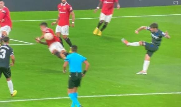 Ronaldo im hơi lặng tiếng, Man United thua đau ngay trên sân nhà - Ảnh 2.