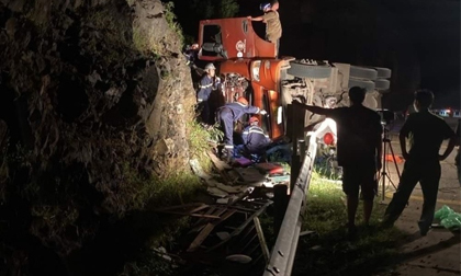 Phú Yên: Xe đầu kéo đâm vào vách đá, tài xế tử vong