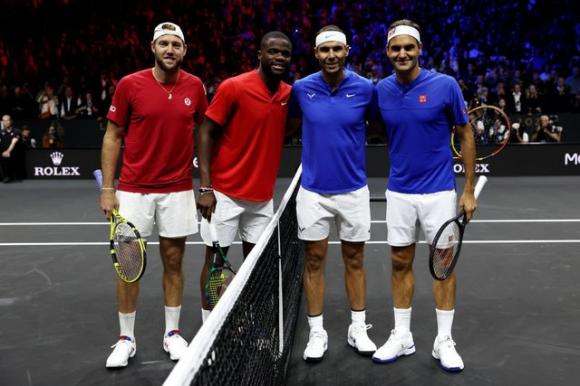 Federer thua trận cuối sự nghiệp khi đánh cặp cùng Nadal, bật khóc chào tạm biệt - Ảnh 1.