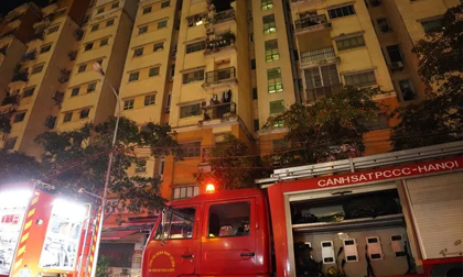Hà Nội: Chung cư bốc cháy lúc nửa đêm, cảnh sát điều 8 xe chữa cháy dập lửa
