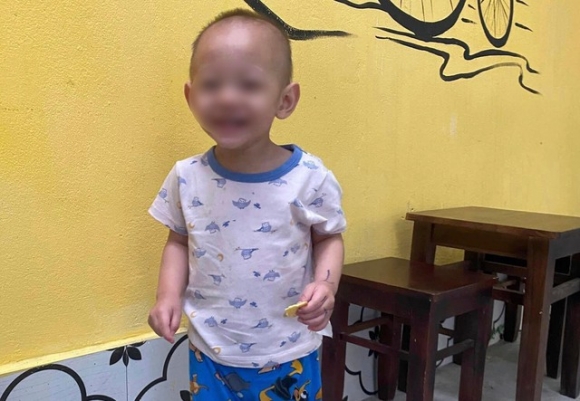 Hà Nội: Cháu bé 2 tuổi bị bỏ rơi bên cạnh giỏ đồ và bình  sữa ấm - Ảnh 1.