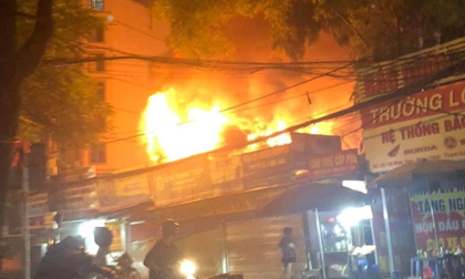 Hà Nội: Cháy lớn 3 nhà liền kề ở phố Nhân Hòa