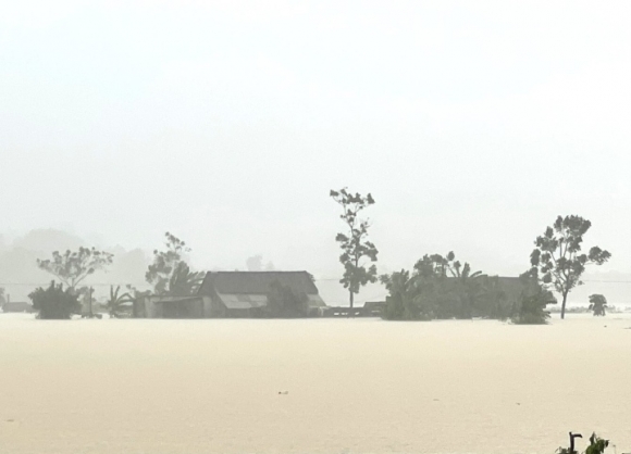 Ngập lụt nghiêm trọng và lũ quét chưa từng có ở Nghệ An - dự báo một mùa mưa bão khốc liệt tại miền Trung - Ảnh 2.