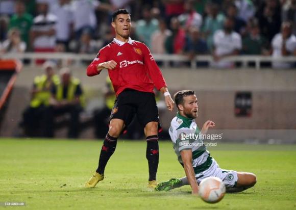 Man United nhọc nhằn thắng đội bóng vô danh, Ronaldo thở dài trong nỗi thất vọng - Ảnh 4.